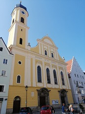 Nach Renovierung der Außenfassade erstrahlt die Dreifaltigkeitskirche in neuem Glanz