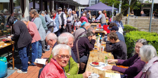 Sehr gut besucht war das Gemeindefest der Evangelischen Dreifaltigkeitsgemeinde Kaufbeuren. Wer mochte, konnte einen Briefumschlag mit 10 Euro nach Hause nehmen, die man ‚wuchern‘ lassen soll. 