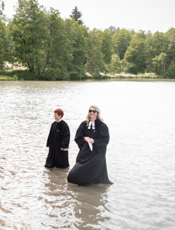 Barbara Röhm und Dorothee Stürzbecher-Schalück taufen im Oggenrieder Weiher